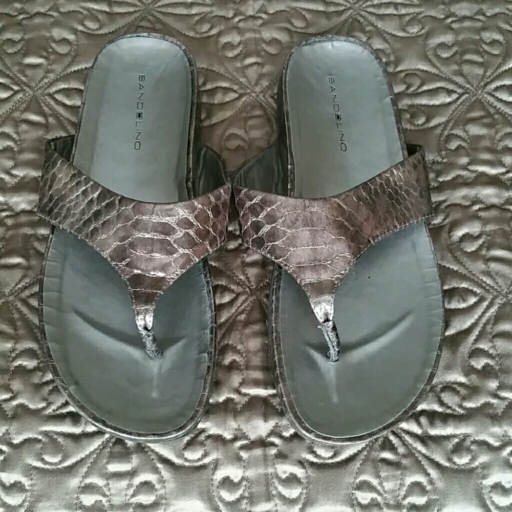 Bandolino flip flops
